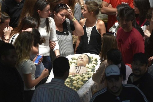 24/06/2015. Crédito: Breno Fortes/CB/D.A. Press. Brasil. Goiânia - GO. Familiares, amigos e fãs acompanham velório do corpo cantor Cristiano Araújo e a namorada dele Allana Coelho Pinto de Moraes, no Palácio da Música, no Centro Cultural Oscar Niemeyer (CCON), em Goiânia.