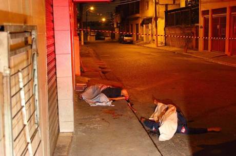 SP - ASSASSINATOS OSASCO/14 MORTOS - GERAL - Série de ataques em ruas de Osasco (SP), deixa 14 mortos e 9 feridos na noite desta quinta-feira (13). Vinte e três pessoas foram baleadas na cidade, após ataques realizados por homens em um carro, informaram testemunhas à Polícia Militar (PM). As pessoas foram atingidas nas ruas Antônio Benedito Ferreira, Cuiabá, Moacir Sales D'Ávila, Suzano, Vitantônio de Abril e Professora Sud Menucci e nas avenidas Eurico Cruz e Astor Palamin. 14/08/2015 - Foto: NIVALDO LIMA/FUTURA PRESS/FUTURA PRESS/ESTADÃO CONTEÚDO