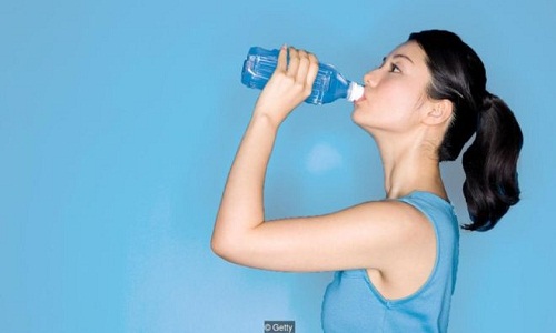 Direito de imagemGETTY IMAGES Image caption Um corpo saudável nos alerta para a desidratação ao ativar a sede