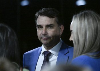 Flávio Bolsonaro interromperá campanha para visitar aliado na prisão