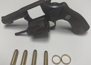 PM apreende armas de fogo e recupera veículo com restrição de roubo em Camaçari