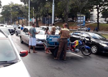 Carro bate em moto de entrega de gás na Av. Garibaldi e deixa o trânsito lento